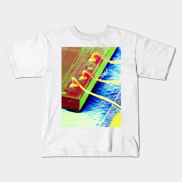 False-colour SEM of an integrated circuit. (T370/0573) Kids T-Shirt by SciencePhoto